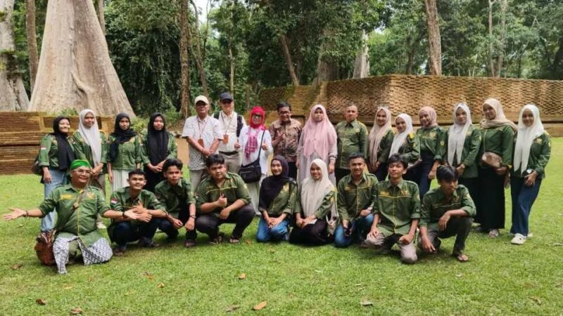 Kegiatan kuliah lapangan di Candi Kedaton mahasiswa Program Studi Pendidikan Sejarah STKIP Payakumbuh.( Poto : jambilink.id ).