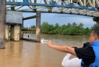 Sat Polair Polres Tanjab Timur menyelidiki kecelakaan kapal di Sungai Batanghari Muara Sabak.( Poto : jambilink.id ).