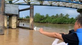 Sat Polair Polres Tanjab Timur menyelidiki kecelakaan kapal di Sungai Batanghari Muara Sabak.( Poto : jambilink.id ).