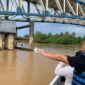 Sat Polair Polres Tanjab Timur menyelidiki kecelakaan kapal di Sungai Batanghari Muara Sabak.( Poto : jambilink.id ).