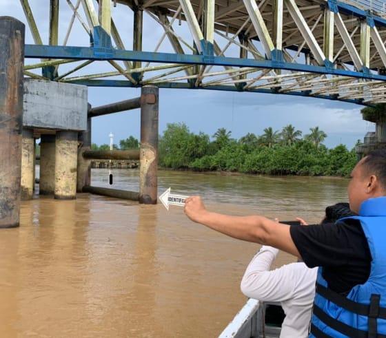 Sat Polair Polres Tanjab Timur menyelidiki kecelakaan kapal di Sungai Batanghari Muara Sabak.( Poto : jambilink.id ).