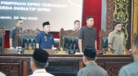 Gubernur Jambi Al Haris bersama pimpinan DPRD Provinsi Jambi saat menghadiri Rapat Paripurna DPRD ( Poto : sidakpost.id ).