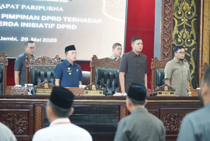 Gubernur Jambi Al Haris bersama pimpinan DPRD Provinsi Jambi saat menghadiri Rapat Paripurna DPRD ( Poto : sidakpost.id ).