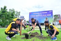 Polda Jambi memasukkan kegiatan penghijauan ke dalam rangkaian Road to Presisi Merdeka Run 2026.( Poto : Jambiekspres.co.id )