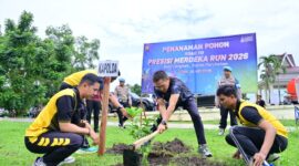 Polda Jambi memasukkan kegiatan penghijauan ke dalam rangkaian Road to Presisi Merdeka Run 2026.( Poto : Jambiekspres.co.id )
