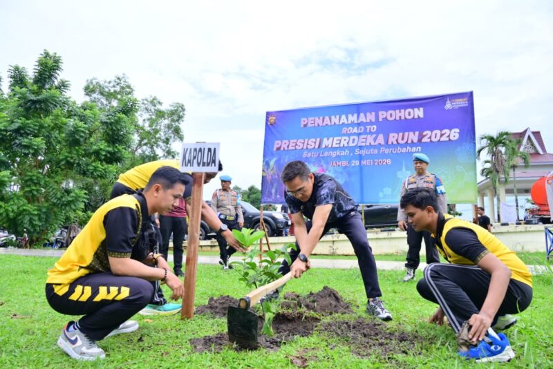 Polda Jambi memasukkan kegiatan penghijauan ke dalam rangkaian Road to Presisi Merdeka Run 2026.( Poto : Jambiekspres.co.id )