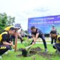 Polda Jambi memasukkan kegiatan penghijauan ke dalam rangkaian Road to Presisi Merdeka Run 2026.( Poto : Jambiekspres.co.id )