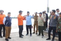 Bupati Anwar Sadat tinjau pencarian dua korban hilang di Sungai Landak.( Poto : jambiekspres.co.id )