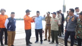 Bupati Anwar Sadat tinjau pencarian dua korban hilang di Sungai Landak.( Poto : jambiekspres.co.id )