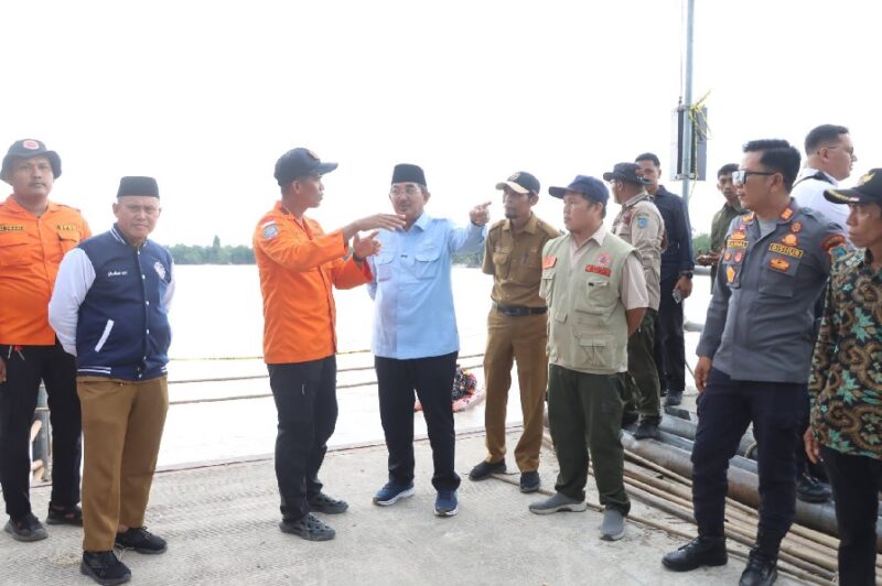 Bupati Anwar Sadat tinjau pencarian dua korban hilang di Sungai Landak.( Poto : jambiekspres.co.id )
