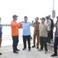 Bupati Anwar Sadat tinjau pencarian dua korban hilang di Sungai Landak.( Poto : jambiekspres.co.id )