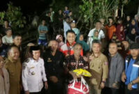 Gubernur Jambi Al Haris meninjau lokasi banjir bandang di Merangin, menyerahkan bantuan.( Poto : infojambi.com).