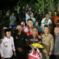 Gubernur Jambi Al Haris meninjau lokasi banjir bandang di Merangin, menyerahkan bantuan.( Poto : infojambi.com).