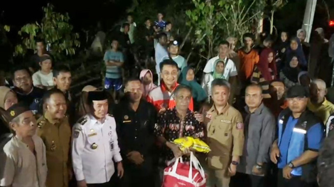 Gubernur Jambi Al Haris meninjau lokasi banjir bandang di Merangin, menyerahkan bantuan.( Poto : infojambi.com).