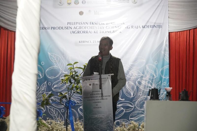 Petani dari Koperasi Agro Forestry di Desa Lempur, Kecamatan Gunung Raya, Kabupaten Kerinci mengirimkan 20 ton kopi Fine Robusta ke Tiongkok.( Poto : istimewa ).