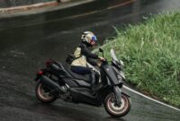 Ahli AISI menjelaskan cara mencegah rem blong motor matik di jalan turunan, mulai dari teknik pengereman yang benar, penyebab overheat, hingga tips perawatan sistem rem agar tetap aman.( Poto : detikoto ).
