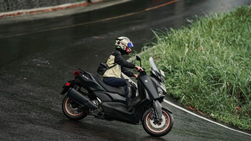 Ahli AISI menjelaskan cara mencegah rem blong motor matik di jalan turunan, mulai dari teknik pengereman yang benar, penyebab overheat, hingga tips perawatan sistem rem agar tetap aman.( Poto : detikoto ).