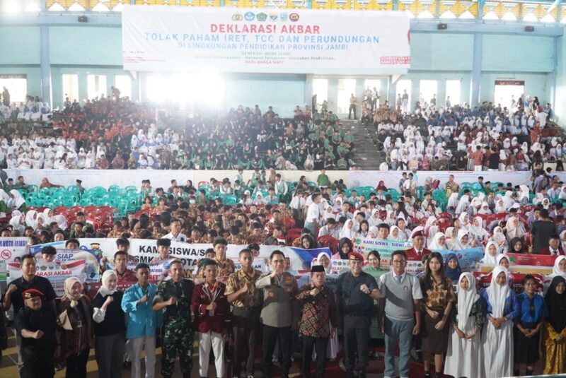 Pelajar se-Provinsi Jambi deklarasikan perlawanan terhadap radikalisme dan terorisme untuk menjaga sekolah dan generasi muda dari pengaruh ideologi berbahaya.( Poto : Infojambi.com ).