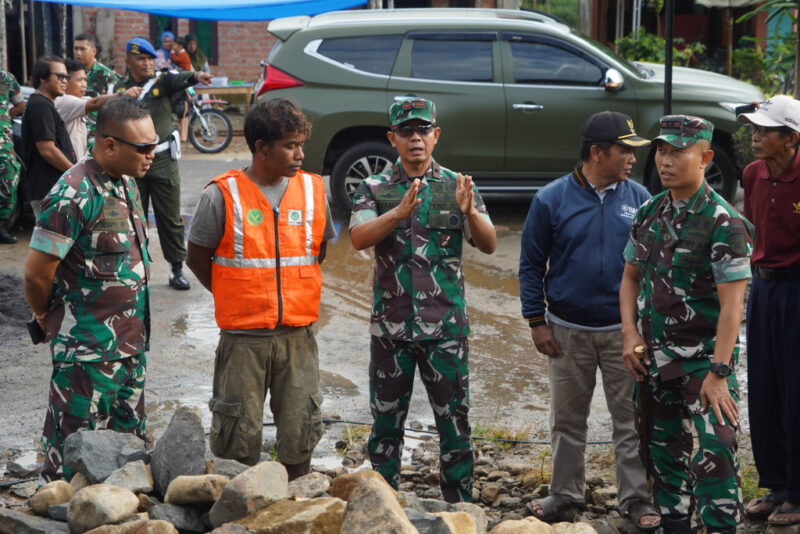Danrem 042/Gapu meninjau pembangunan KDKMP di Kerinci untuk memastikan proyek berjalan tepat waktu.( Poto : WAHANANEWSJAMBI.CO ).