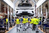 Harga mobil di AS melonjak tajam dalam beberapa tahun terakhir, membuat cicilan konsumen ikut meningkat. Simak faktor penyebab kenaikan harganya.( Poto : detikoto/ DW/ news ).