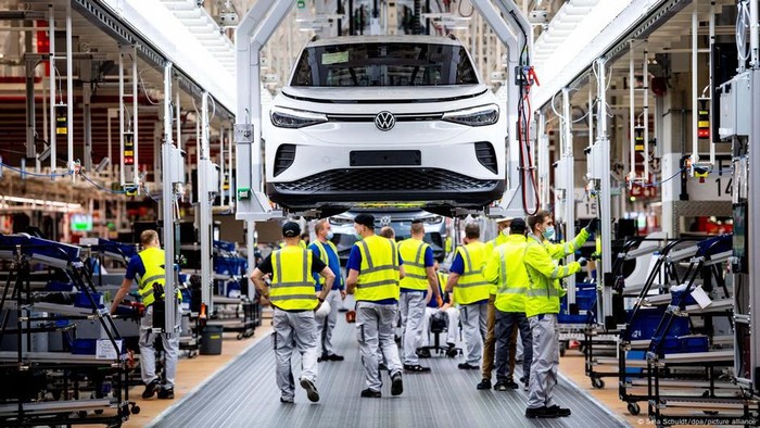 Harga mobil di AS melonjak tajam dalam beberapa tahun terakhir, membuat cicilan konsumen ikut meningkat. Simak faktor penyebab kenaikan harganya.( Poto : detikoto/ DW/ news ).