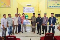 PTPN IV PalmCo salurkan Rp200 juta untuk normalisasi kanal di Siak.( Poto : JAMBIEKSPRES.CO.ID ).