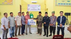 PTPN IV PalmCo salurkan Rp200 juta untuk normalisasi kanal di Siak.( Poto : JAMBIEKSPRES.CO.ID ).