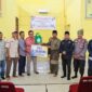 PTPN IV PalmCo salurkan Rp200 juta untuk normalisasi kanal di Siak.( Poto : JAMBIEKSPRES.CO.ID ).