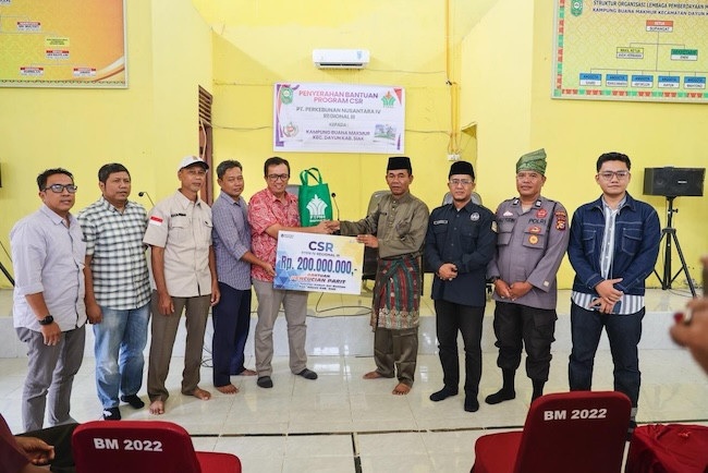 PTPN IV PalmCo salurkan Rp200 juta untuk normalisasi kanal di Siak.( Poto : JAMBIEKSPRES.CO.ID ).