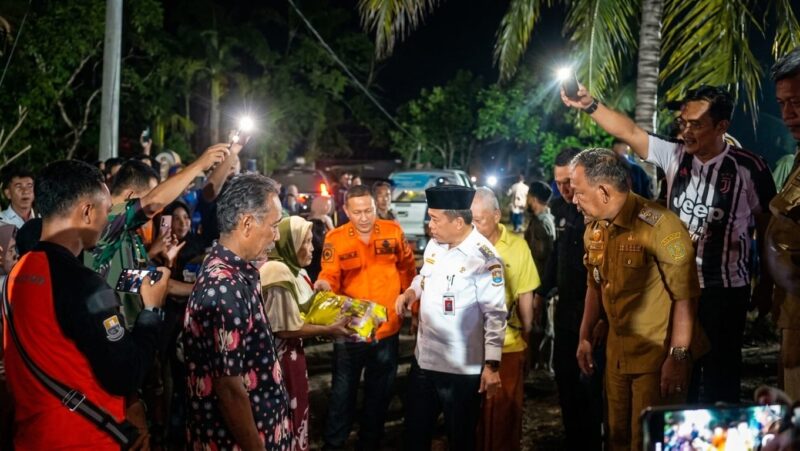 Gubernur Jambi Al Haris meninjau banjir Merangin 2026 di Desa Pulau Bayur, menyalurkan bantuan, dan mempercepat penanganan.( Poto : BERITA SATU).