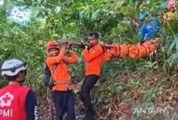 Tim SAR menyiapkan proses penurunan jenazah. Pada Senin pagi (25/5/2026), 20 personel tambahan naik ke lokasi untuk mempercepat proses evakuasi.( Poto : ANTARA )