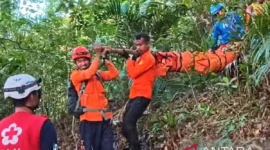 Tim SAR menyiapkan proses penurunan jenazah. Pada Senin pagi (25/5/2026), 20 personel tambahan naik ke lokasi untuk mempercepat proses evakuasi.( Poto : ANTARA )