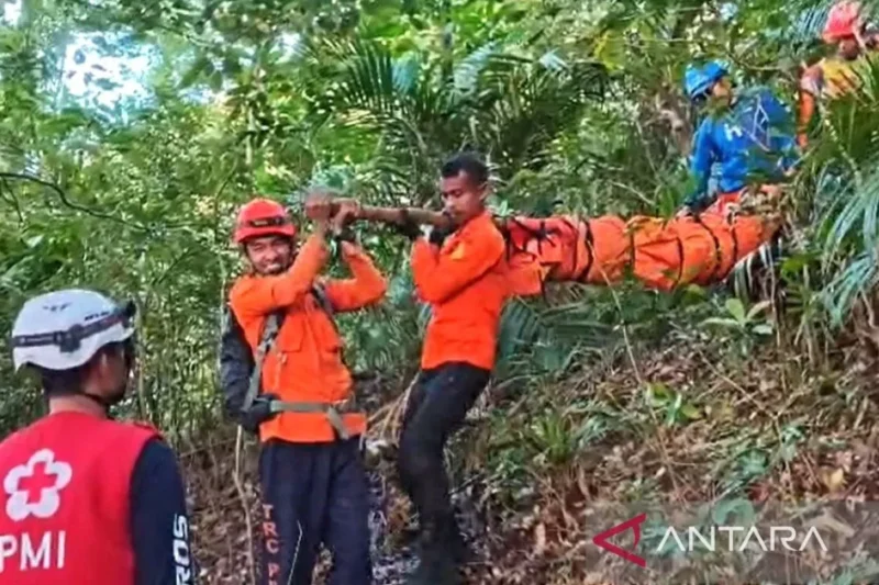 Tim SAR menyiapkan proses penurunan jenazah. Pada Senin pagi (25/5/2026), 20 personel tambahan naik ke lokasi untuk mempercepat proses evakuasi.( Poto : ANTARA )