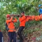 Tim SAR menyiapkan proses penurunan jenazah. Pada Senin pagi (25/5/2026), 20 personel tambahan naik ke lokasi untuk mempercepat proses evakuasi.( Poto : ANTARA )