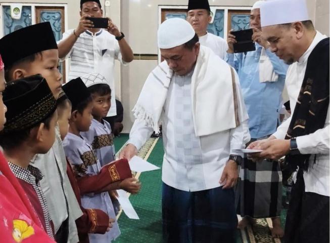 Gubernur Jambi Al Haris melaksanakan Safari Subuh di Masjid Hidayatullah Kota Jambi untuk memperkuat silaturahmi dengan masyarakat.( Poto : JAMBIlink ).