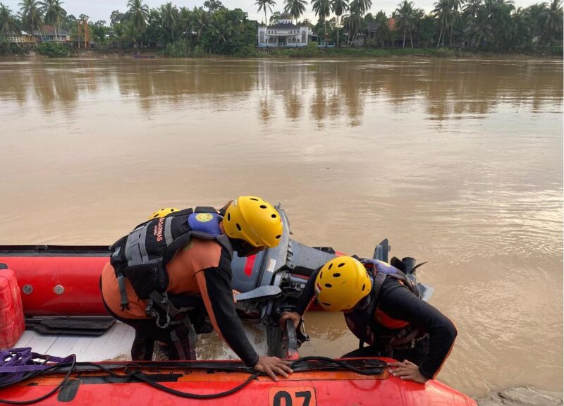 Pencarian Dimas Ramadhoni di Sungai Batang Tembesi masih menjadi fokus utama tim SAR gabungan.( Poto : jambilink.id ).
