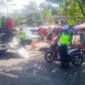 Petugas kepolisian lalu lintas melakukan pemeriksaan kendaraan dalam sebuah operasi di jalan raya.( Poto : pariwarajambi.com )