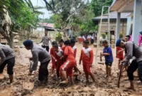 Banjir Sungai Tembesi Rendam Sarolangun, Brimob Bersihkan Lumpur dan Salurkan Bantuan.( Poto : rri )