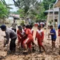 Banjir Sungai Tembesi Rendam Sarolangun, Brimob Bersihkan Lumpur dan Salurkan Bantuan.( Poto : rri )