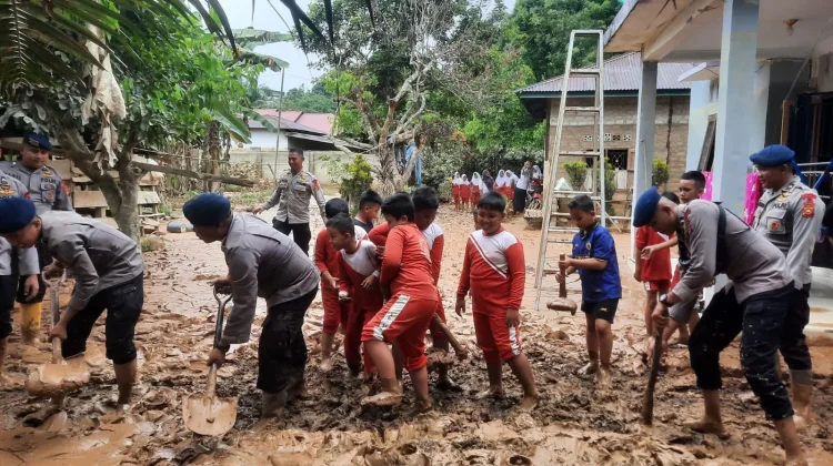 Banjir Sungai Tembesi Rendam Sarolangun, Brimob Bersihkan Lumpur dan Salurkan Bantuan.( Poto : rri )