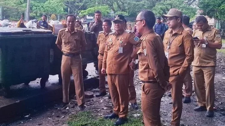 Program OBBM Kota Jambi mendorong seluruh RT terlibat dalam pengelolaan sampah terpadu untuk menghapus TPS liar dan menciptakan lingkungan bersih.( Poto : RRI.CO.ID ).