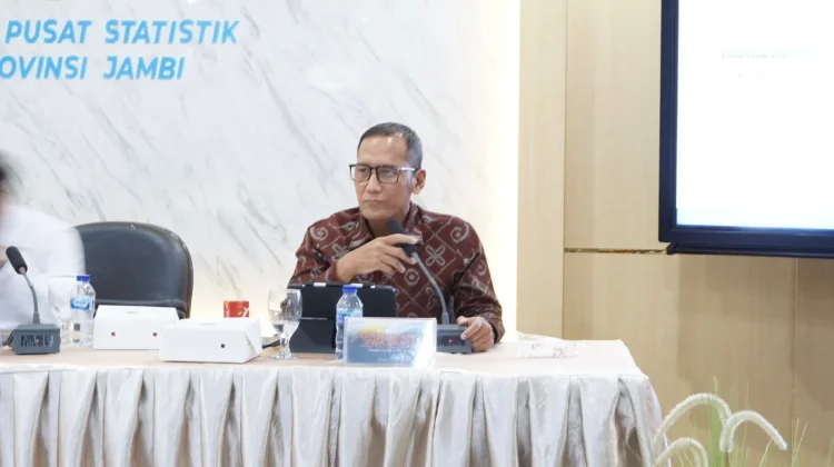 Kepala Kanwil Ditjen Perbendaharaan Provinsi Jambi, Tunas Agung Jiwa Brata, memaparkan langsung perkembangan APBN pada Selasa, 5 Mei 2026 di aula BPS Provinsi Jambi.( Poto : RRI ).