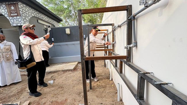Kemenhaj percepat persiapan fasilitas Haji di Armuzna menjelang puncak haji 2026. Peningkatan infrastruktur dilakukan demi kenyamanan dan keamanan jemaah.( Poto : CNN Indonesia/dok.Haji.go.id ).