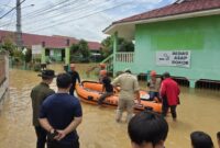 Hujan deras di Kota Jambi memicu banjir di empat kecamatan. Ratusan warga terdampak akibat genangan air dan drainase meluap.( Poto : detiksumbagsel).