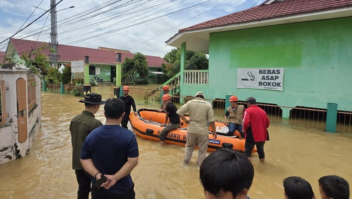 Hujan deras di Kota Jambi memicu banjir di empat kecamatan. Ratusan warga terdampak akibat genangan air dan drainase meluap.( Poto : detiksumbagsel).