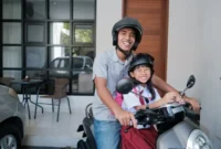 Indonesia mendorong penerapan standar helm anak global untuk meningkatkan keselamatan jalan dan menekan angka kecelakaan lalu lintas yang melibatkan anak-anak.( ilustrasi poto : istimewa ).