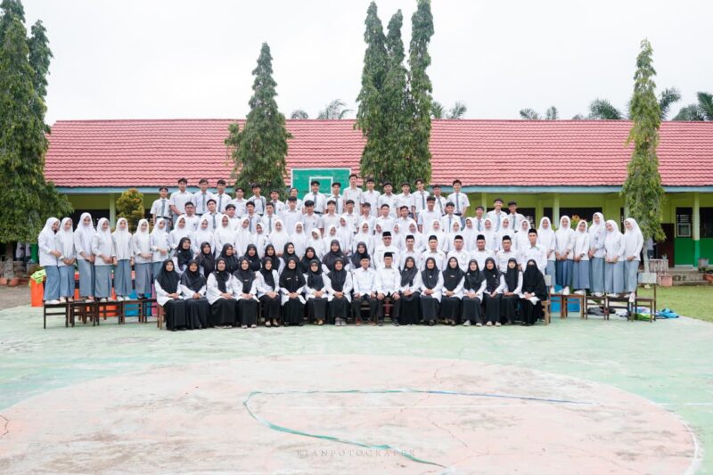 Siswa MAN 2 Bungo melakukan latihan video puisi untuk lomba Universitas Islam Yasni. Simak persiapan, pembimbingan, dan tujuan pengembangan bakat siswa.( Poto : Kanwil Kemenag Prov.Jambi ).