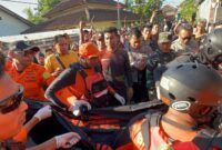 Dua korban terseret ombak di pantai Ampenan berhasil di temukan ,operasi SAR resmi di tutup ( poto : radarlombok.co.id ).