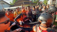 Dua korban terseret ombak di pantai Ampenan berhasil di temukan ,operasi SAR resmi di tutup ( poto : radarlombok.co.id ).