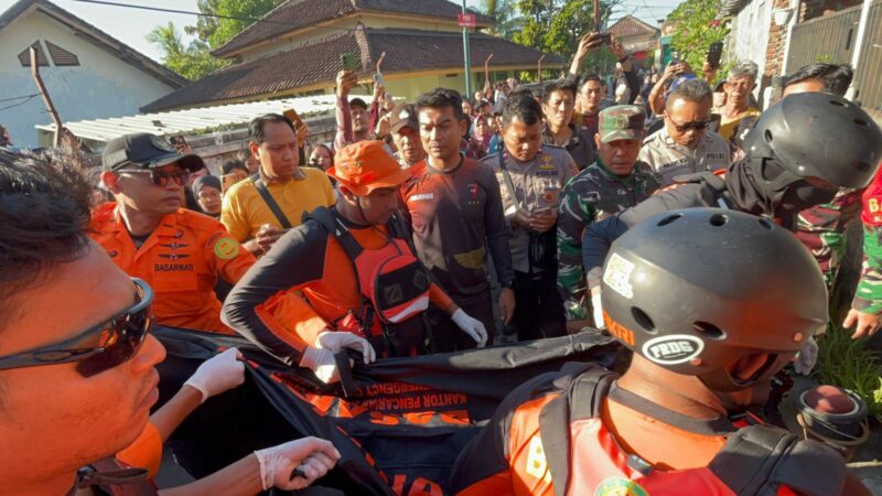 Dua korban terseret ombak di pantai Ampenan berhasil di temukan ,operasi SAR resmi di tutup ( poto : radarlombok.co.id ).